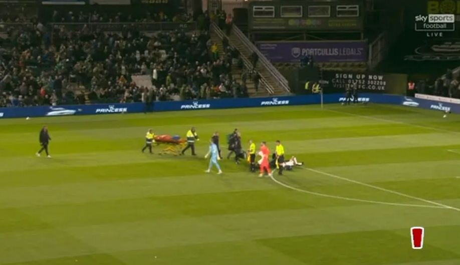 Tahith Chong ngã gục trong trận đấu giữa Luton và Plymouth 1 Tahith Chong ngã gục trong trận đấu giữa Luton và Plymouth 1