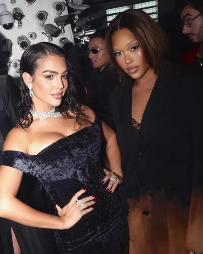 Bạn gái đăng ảnh, Ronaldo được khen may mắn 2 Bạn gái đăng ảnh, Ronaldo được khen may mắn 2