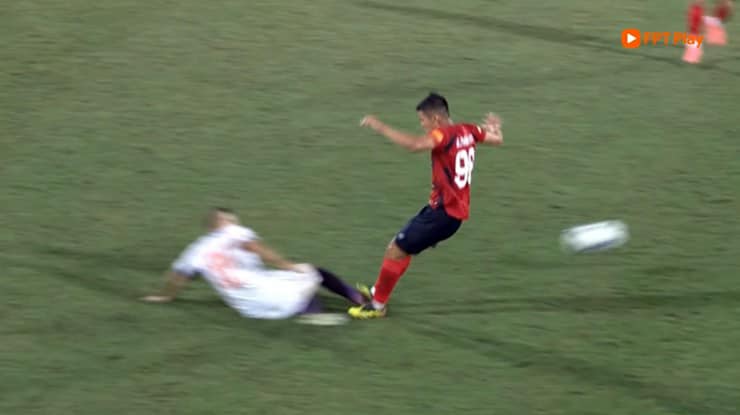 Trọng tài FIFA bị treo còi ở vòng 4 VLeague sau quyết định gây tranh cãi 1