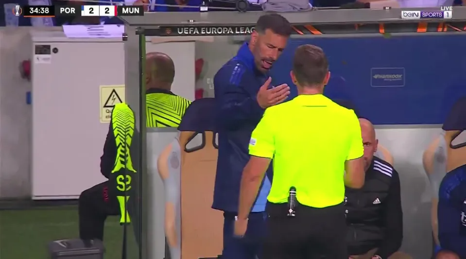 Van Nistelrooy được khen ngợi dù nhận thẻ vàng trong trận hòa Porto 1