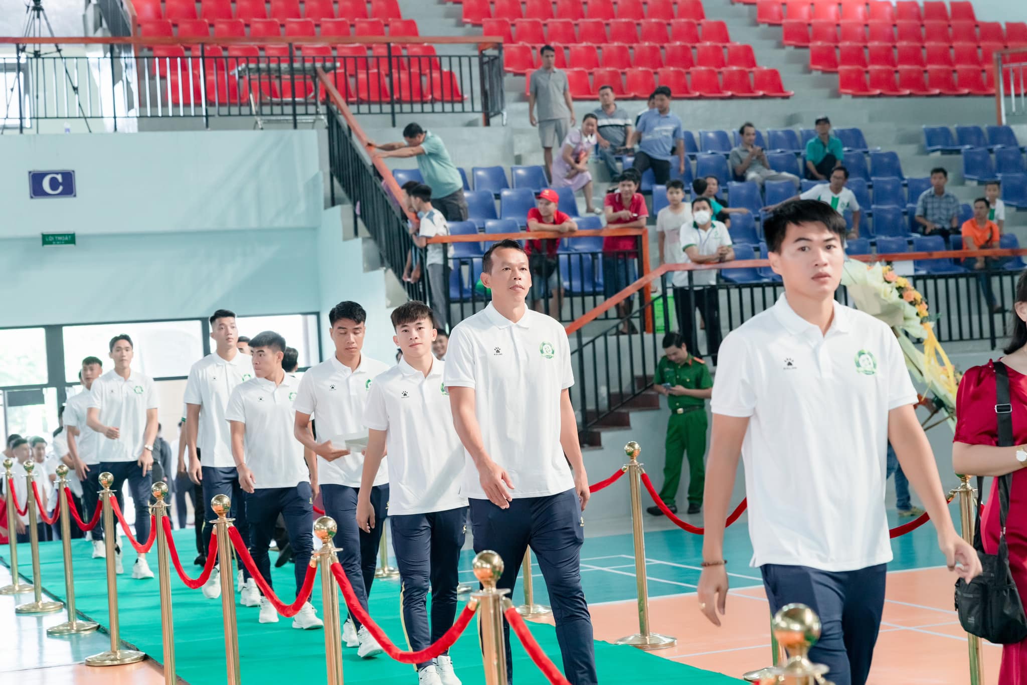 Lý do Công Phượng vắng mặt ở phần đầu buổi lễ xuất quân của CLB Bình Phước 2 Lý do Công Phượng vắng mặt ở phần đầu buổi lễ xuất quân của CLB Bình Phước 2