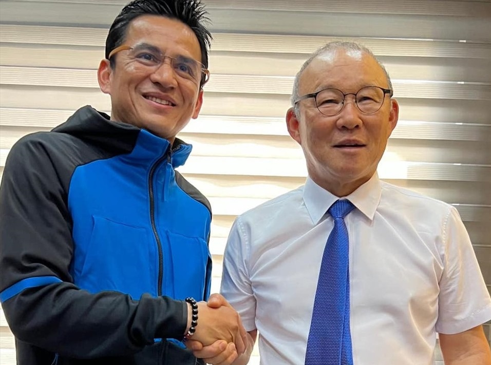 HLV Park Hang Seo và Kiatisuk được đề cử cho chiếc ghế nóng Pathum United HLV Park Hang Seo va Kiatisuk duoc de cu cho chiec ghe nong Pathum United
