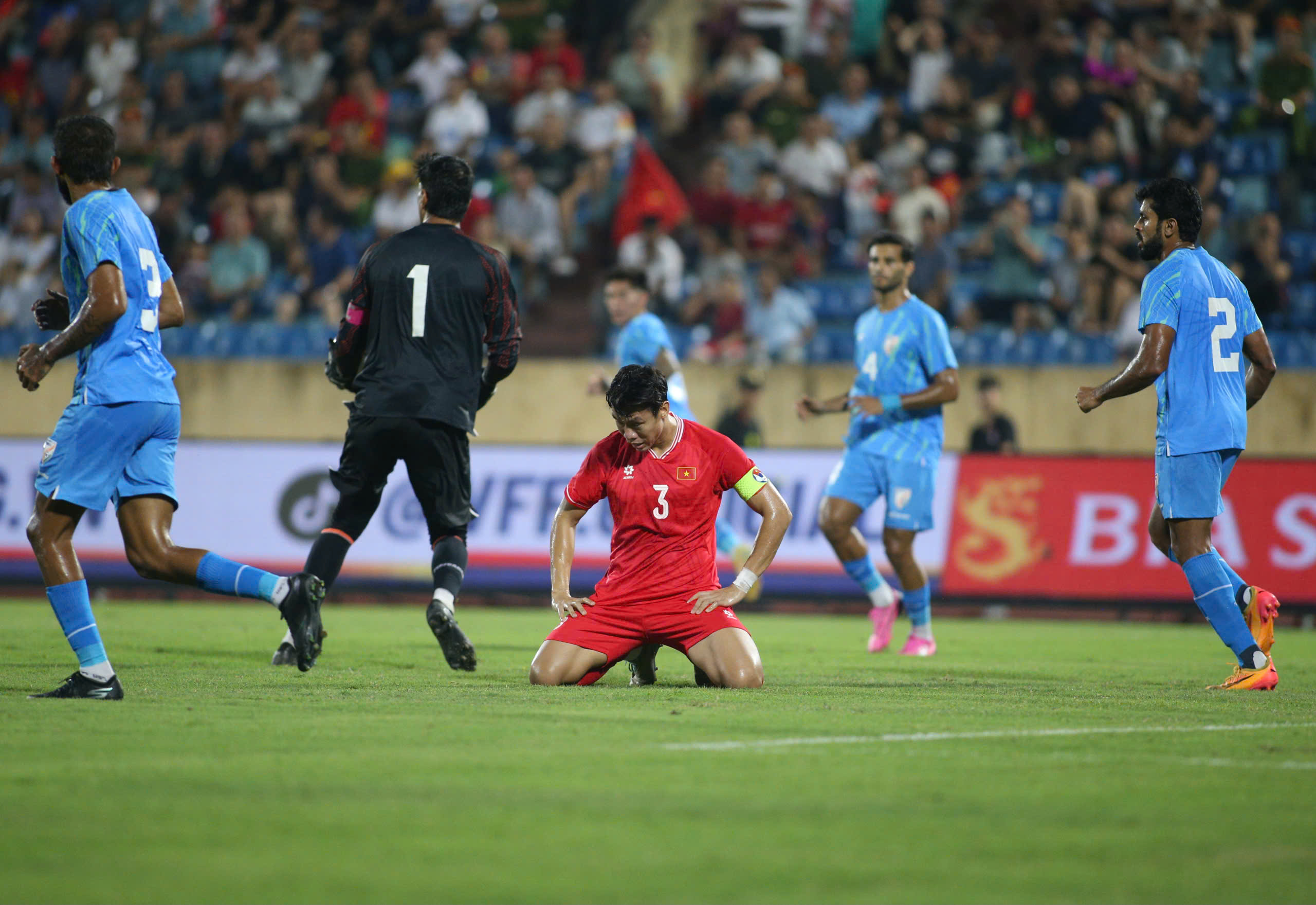 Quế Ngọc Hải bỏ lỡ cơ hộ mở tỷ số cho đội tuyển Việt Nam trên chấm 11m Que Ngoc Hai bo lo co ho mo ty so cho doi tuyen Viet Nam tren cham 11m