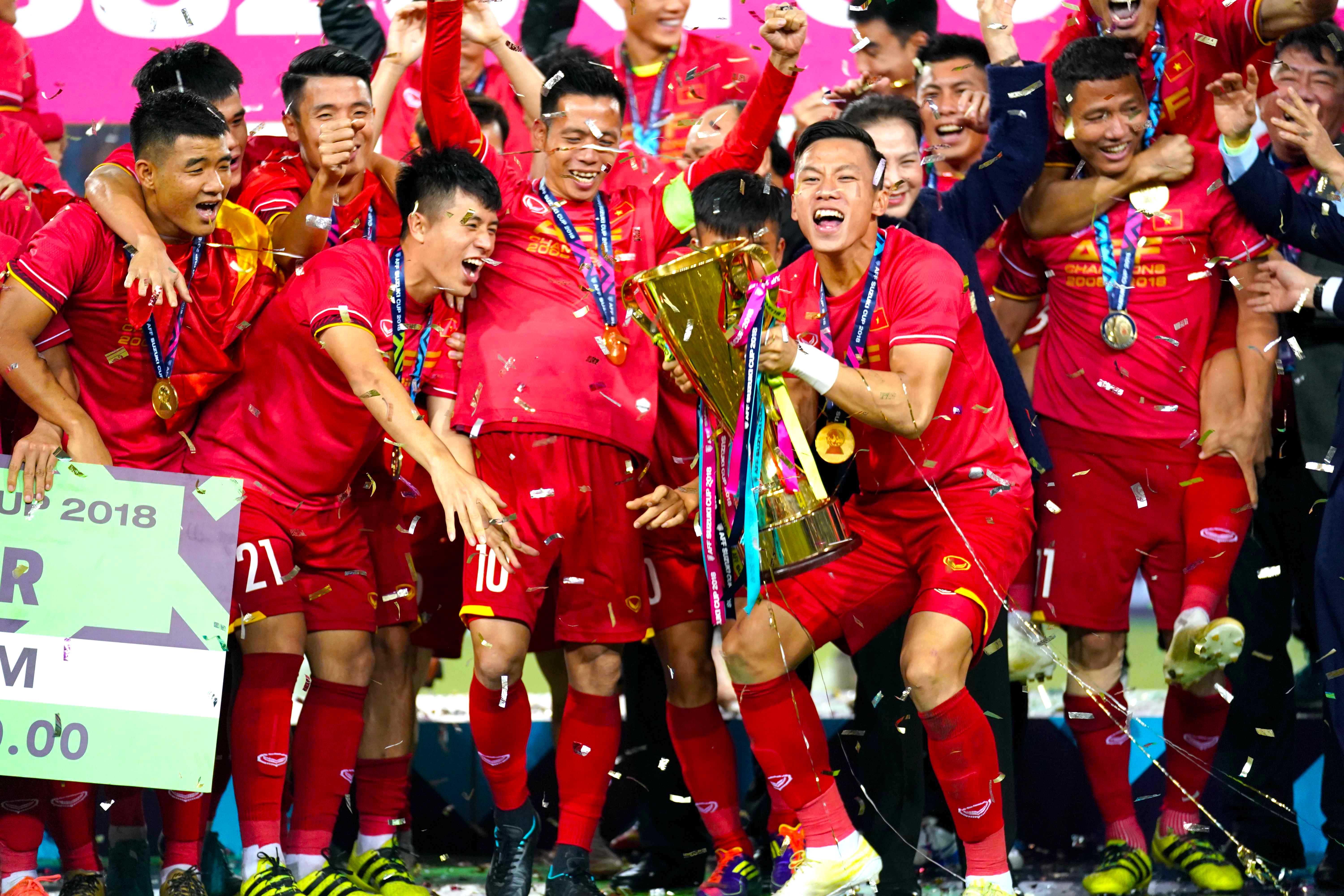 Que Ngoc Hai an mung chuc vo dich AFF Cup 2018 cung dT Viet Nam
