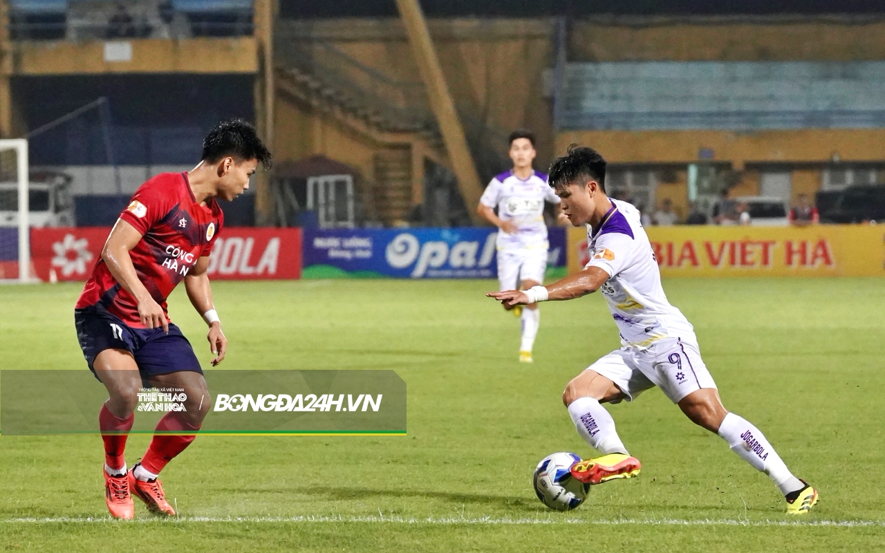 Trung vệ Việt kiều Mỹ bức xúc với đồng đội trong trận đấu Công an Hà Nội 4 Trung vệ Việt kiều Mỹ bức xúc với đồng đội trong trận đấu Công an Hà Nội 4