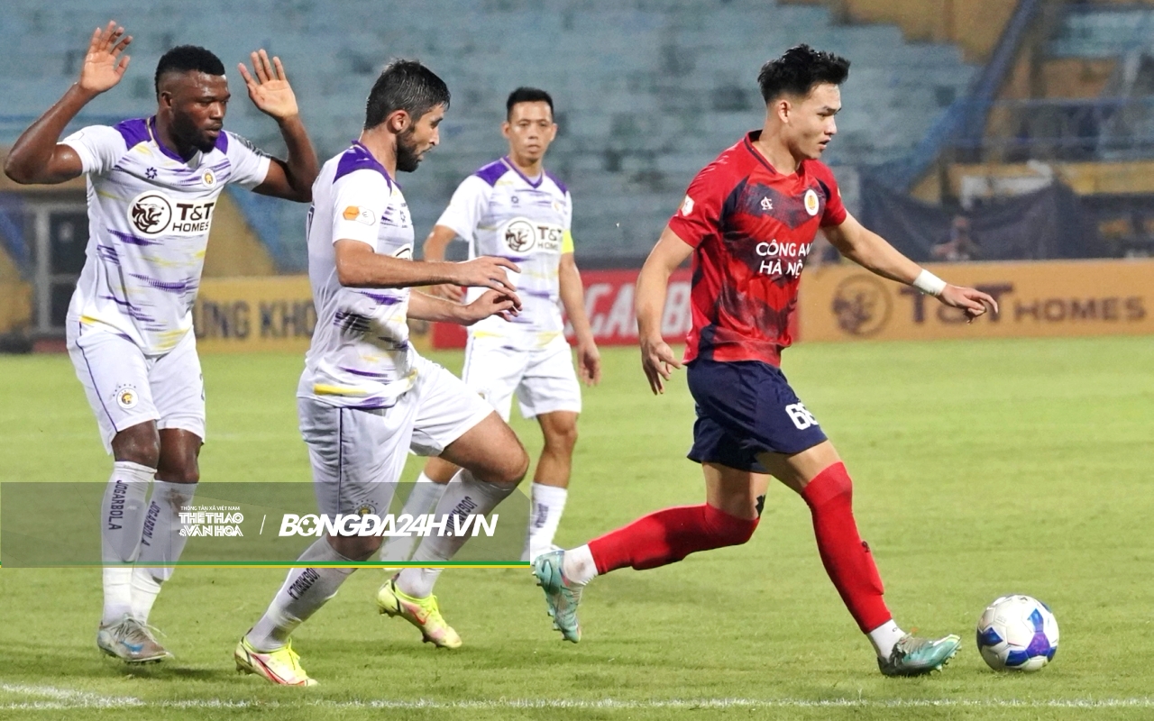 Trung vệ Việt kiều Mỹ bức xúc với đồng đội trong trận đấu Công an Hà Nội 3 Trung vệ Việt kiều Mỹ bức xúc với đồng đội trong trận đấu Công an Hà Nội 3