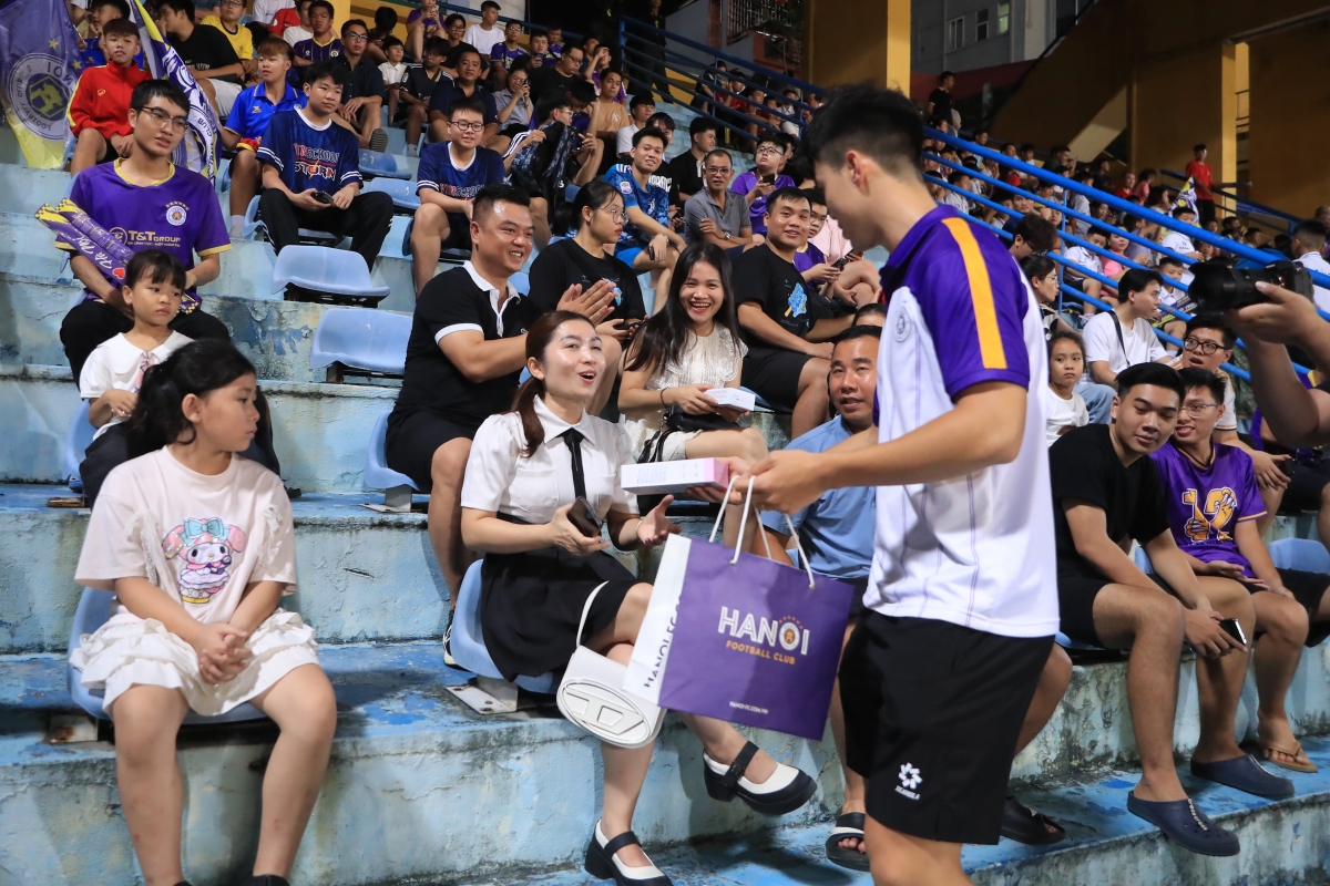 Dàn sao Hà Nội tri ân CĐV nữ nhân ngày 2010 1 Dàn sao Hà Nội tri ân CĐV nữ nhân ngày 2010 1