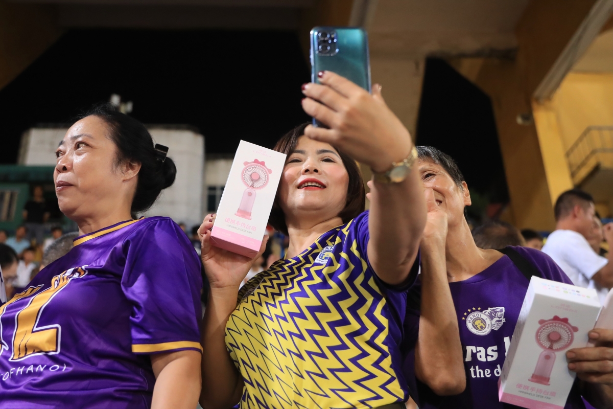 Dàn sao Hà Nội tri ân CĐV nữ nhân ngày 2010 3 Dàn sao Hà Nội tri ân CĐV nữ nhân ngày 2010 3