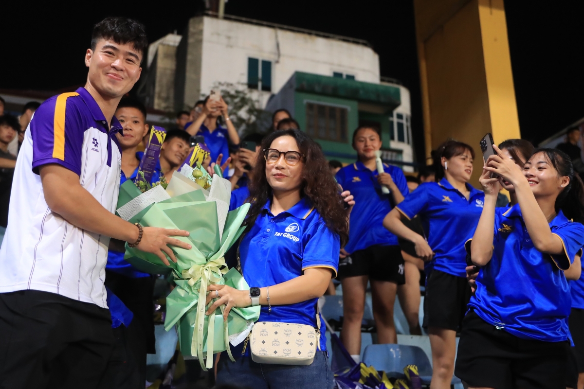 CLB Hà Nội tặng quà 20/10 CLB Ha Noi tang qua 20/10