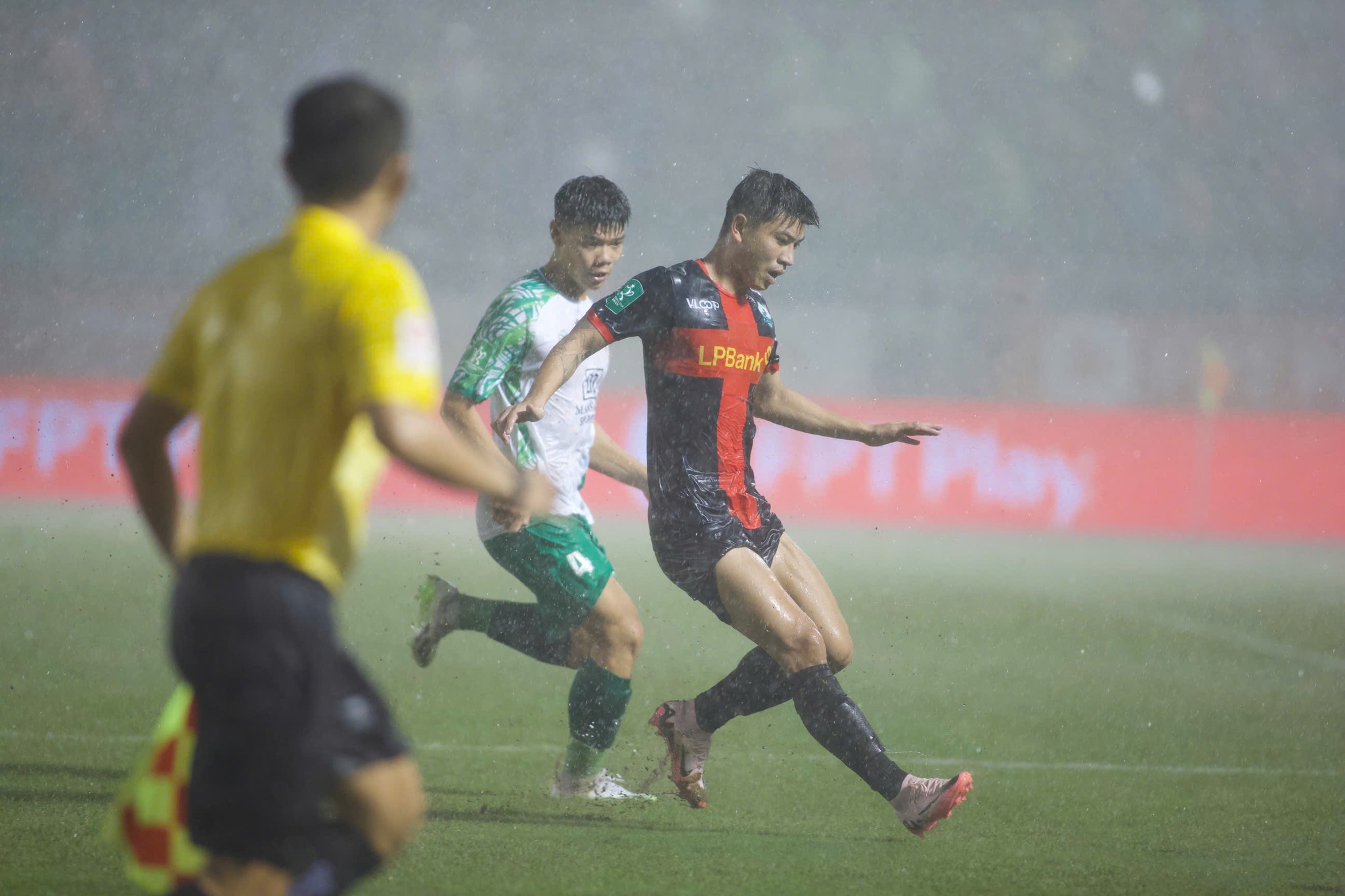 Văn Lâm gây sốt với màn ăn mừng tại Vòng loại Cúp QG 2 Văn Lâm gây sốt với màn ăn mừng tại Vòng loại Cúp QG 2