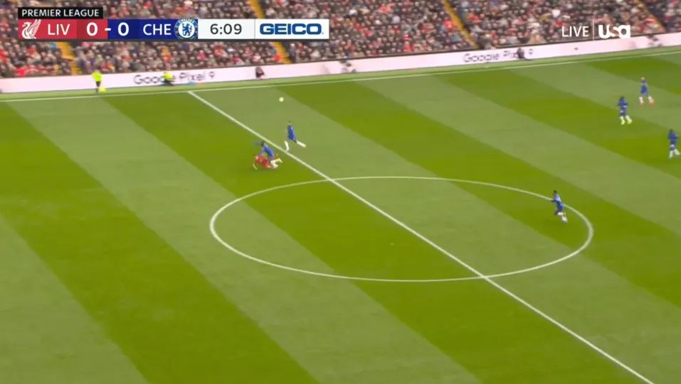 NHM Arsenal tức giận khi hậu vệ Chelsea không phải nhận thẻ đỏ trước Liverpool 1