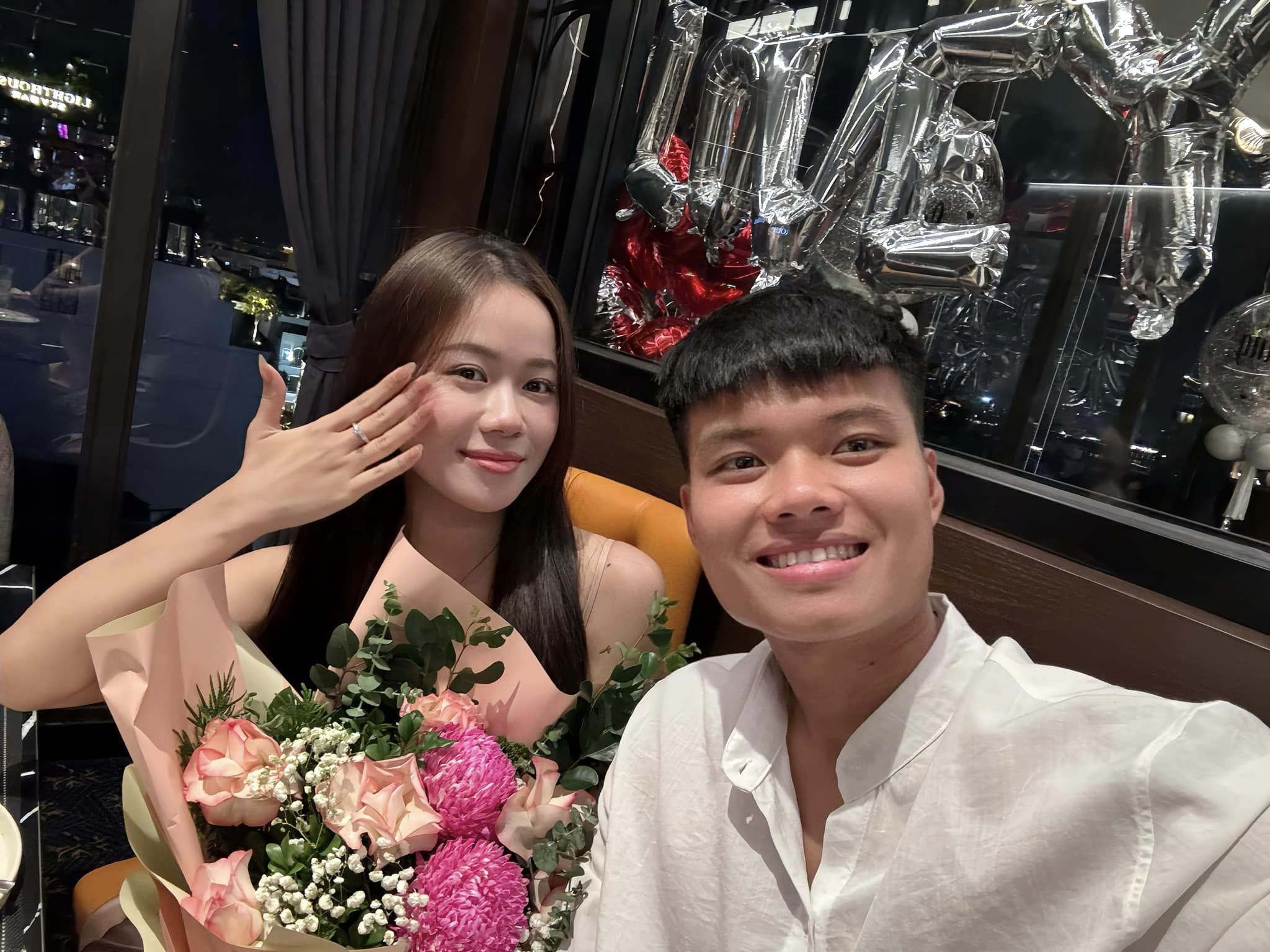 Sao trẻ tuyển Việt Nam cầu hôn bạn gái thành công 1