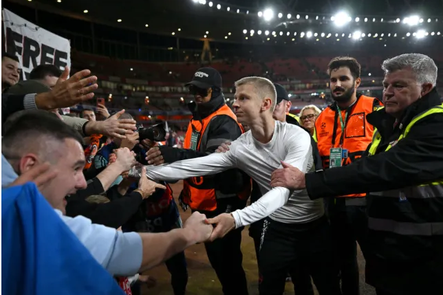 Oleksandr Zinchenko Giấc mơ hòa bình phía sau trái bóng tròn 1