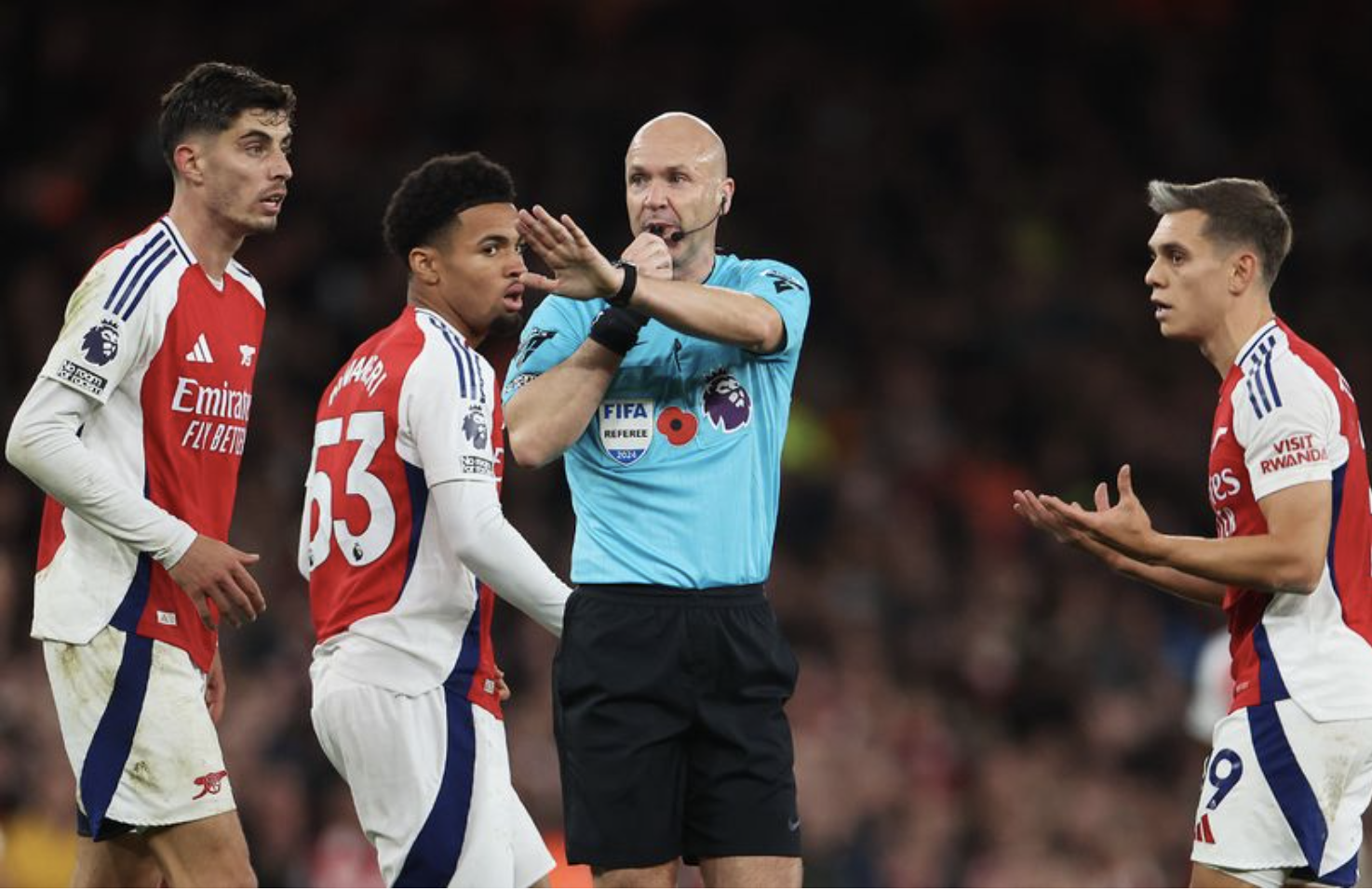 Lý do Anthony Taylor không được công nhận bàn thắng muộn của Arsenal trước Liverpool Ly do Anthony Taylor khong duoc cong nhan ban thang muon cua Arsenal truoc Liverpool