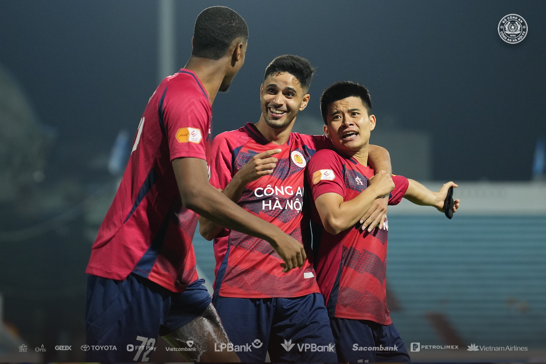 CLB Nam Định ngã ngựa trên sân nhà Cảnh báo sớm với nhà vô địch 2