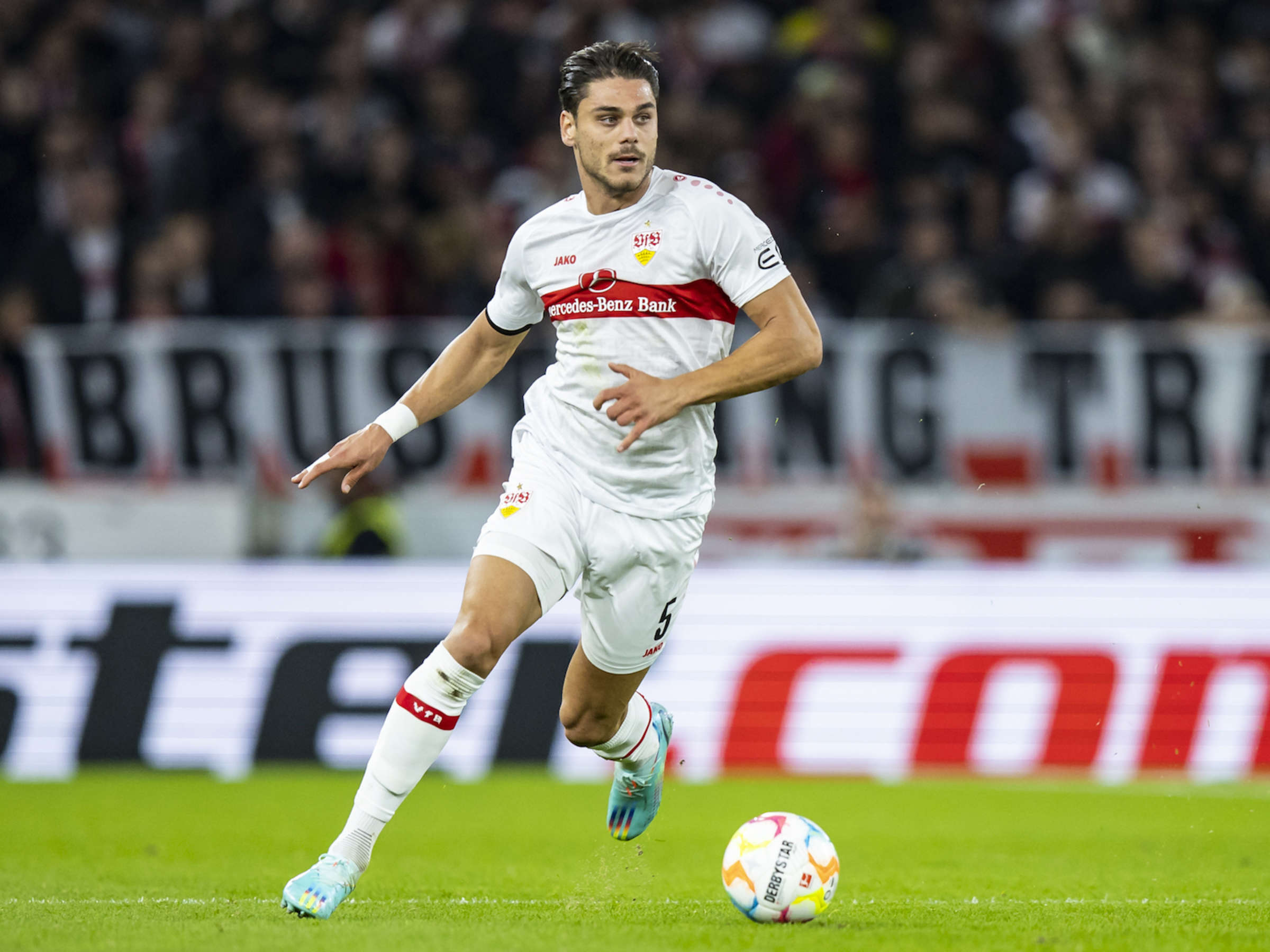 Tiểu sử hậu vệ Konstantinos Mavropanos 1