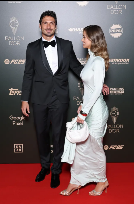 Mats Hummels lần đầu công khai bạn gái kém 10 tuổi 2 Mats Hummels lần đầu công khai bạn gái kém 10 tuổi 2