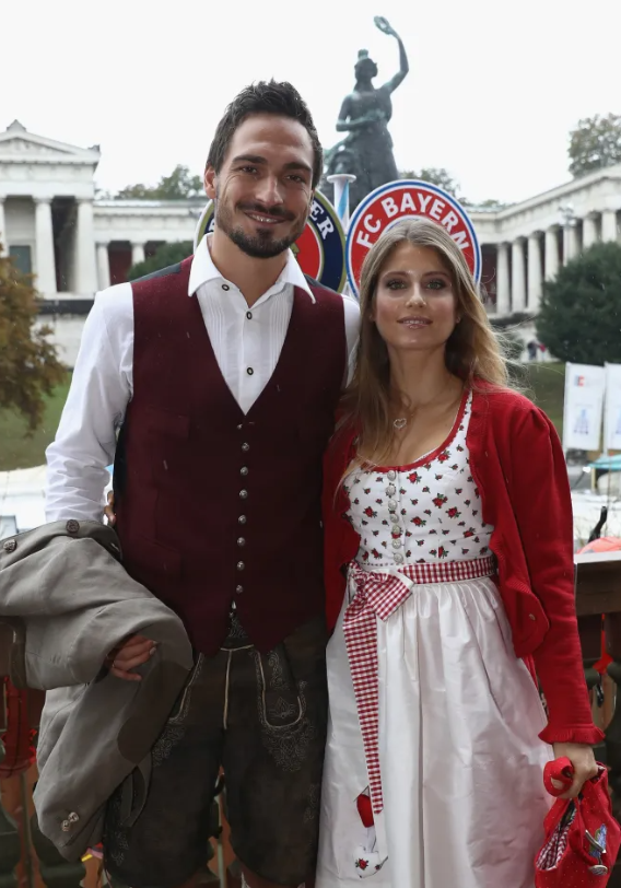 Mats Hummels lần đầu công khai bạn gái kém 10 tuổi 10 Mats Hummels lần đầu công khai bạn gái kém 10 tuổi 10