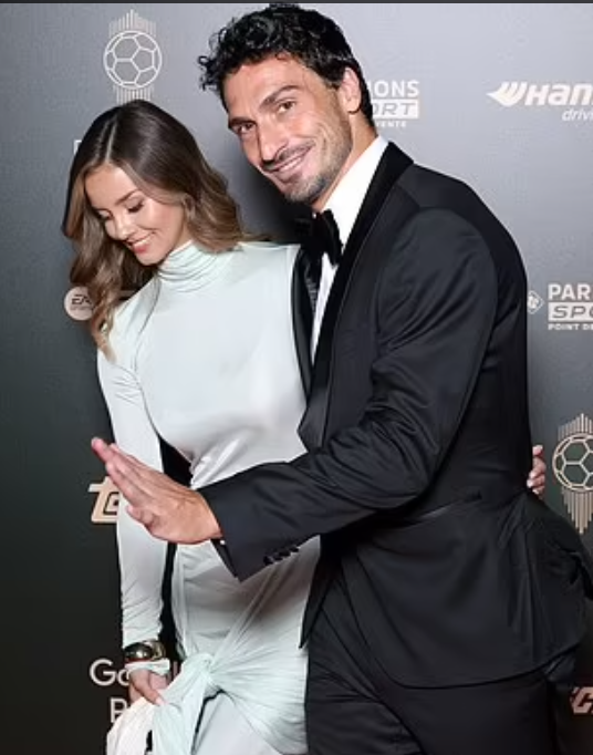 Mats Hummels lần đầu công khai bạn gái kém 10 tuổi 4 Mats Hummels lần đầu công khai bạn gái kém 10 tuổi 4