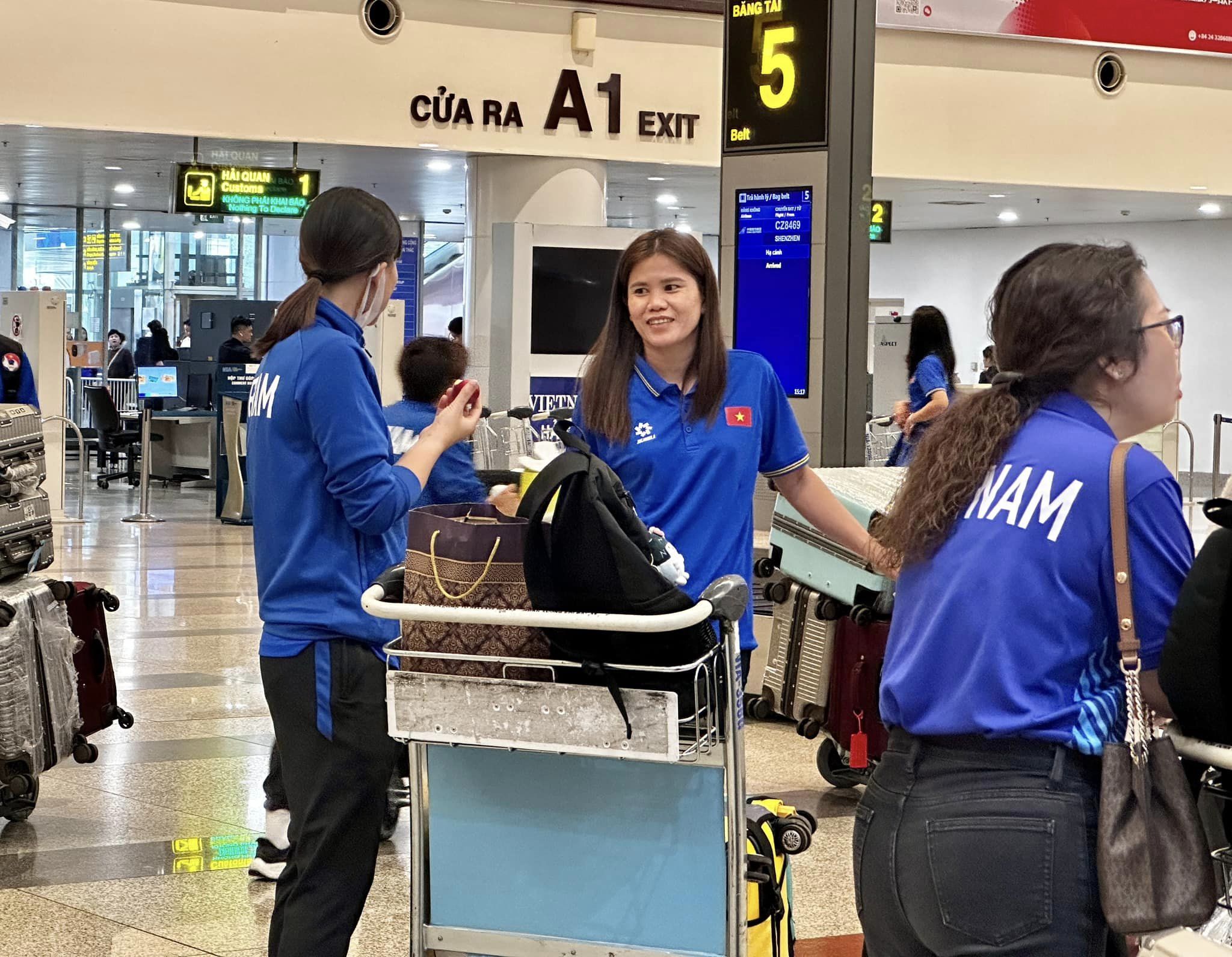 Tuyển nữ Việt Nam trở về nước sau chức Á quân giải giao hữu quốc tế 1