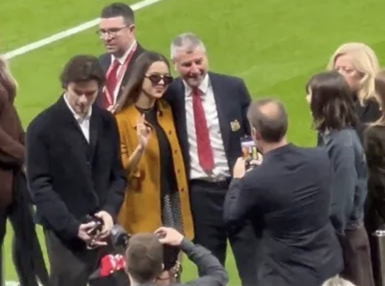 Huyền thoại MU ngượng ngùng xin chụp hình cùng Olivia Rodrigo 1