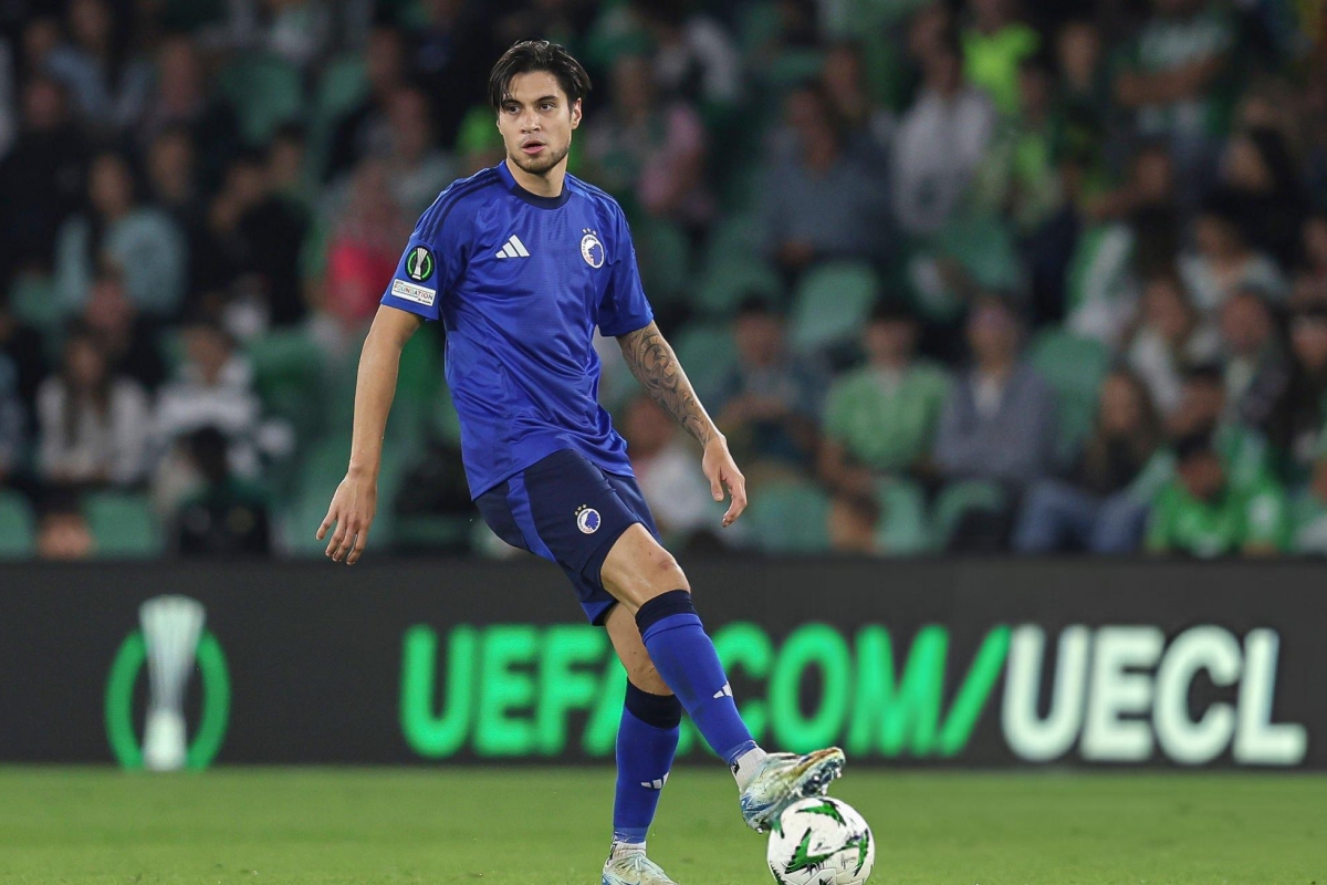 Trung ve Kevin Diks trong mau ao CLB Copenhagen