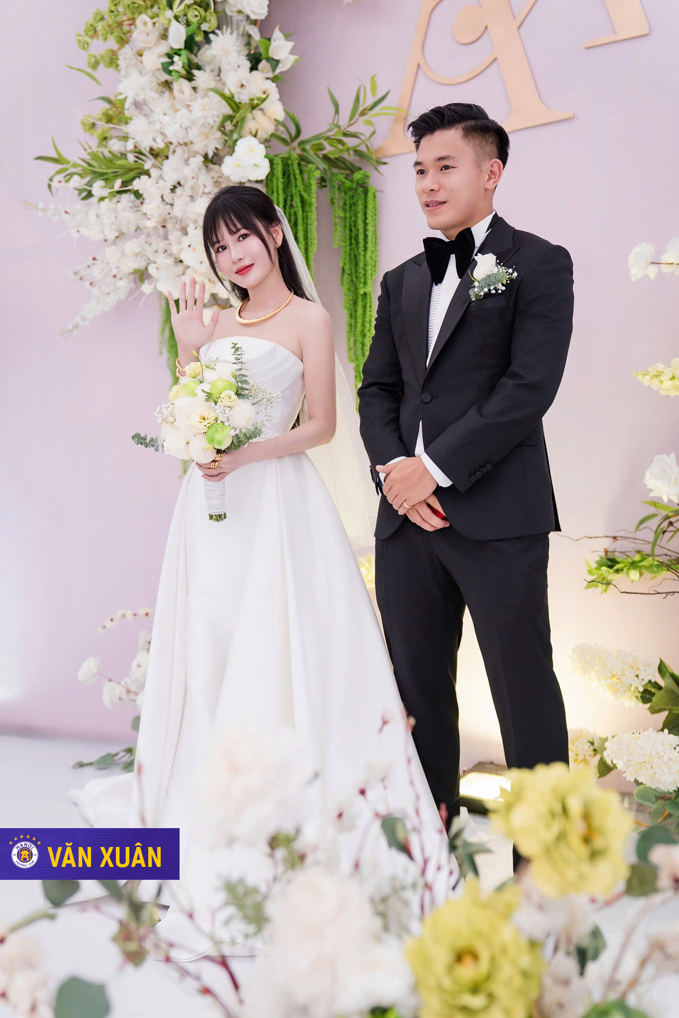 Hậu vệ Hà Nội kết hôn sau 4 năm hẹn hò 1