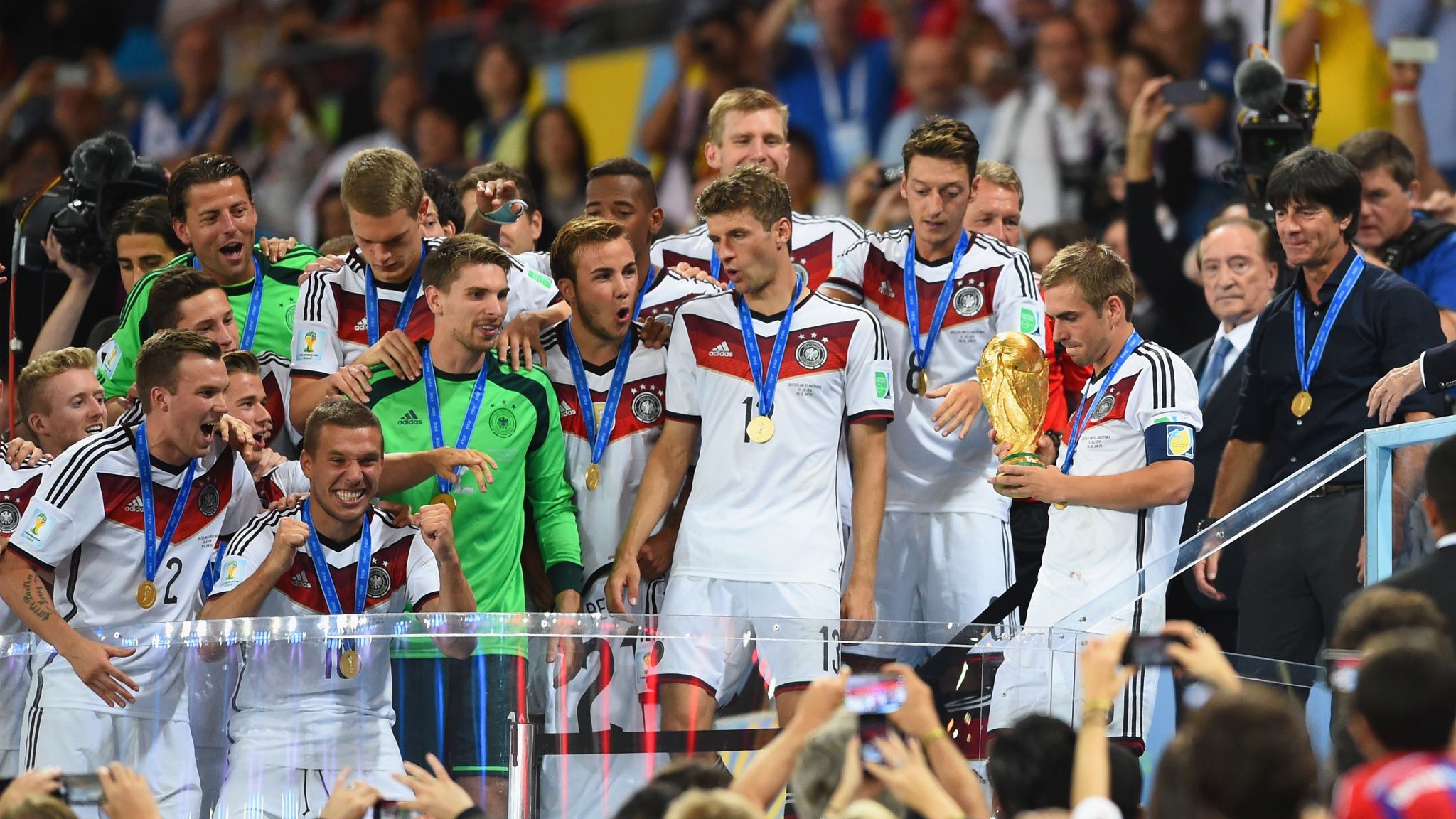 philipp-lahm-germany-football-world-cup-trophy_3174337 philipp-lahm-germany-football-world-cup-trophy_3174337
