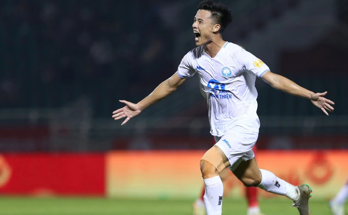 Sao trẻ Nam Định 4 phút ghi 2 bàn trong trận đấu TPHCM 1