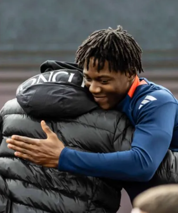 Ruben Amorim ôm Kobbie Mainoo, rạng rỡ với Luke Shaw và Mason Mount 3 Ruben Amorim ôm Kobbie Mainoo, rạng rỡ với Luke Shaw và Mason Mount 3