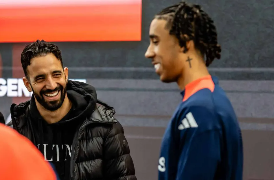 Ruben Amorim ôm Kobbie Mainoo, rạng rỡ với Luke Shaw và Mason Mount 5 Ruben Amorim ôm Kobbie Mainoo, rạng rỡ với Luke Shaw và Mason Mount 5