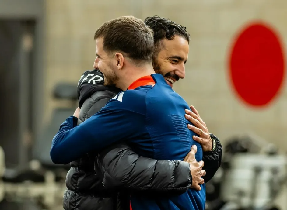 Ruben Amorim ôm Kobbie Mainoo, rạng rỡ với Luke Shaw và Mason Mount 6 Ruben Amorim ôm Kobbie Mainoo, rạng rỡ với Luke Shaw và Mason Mount 6