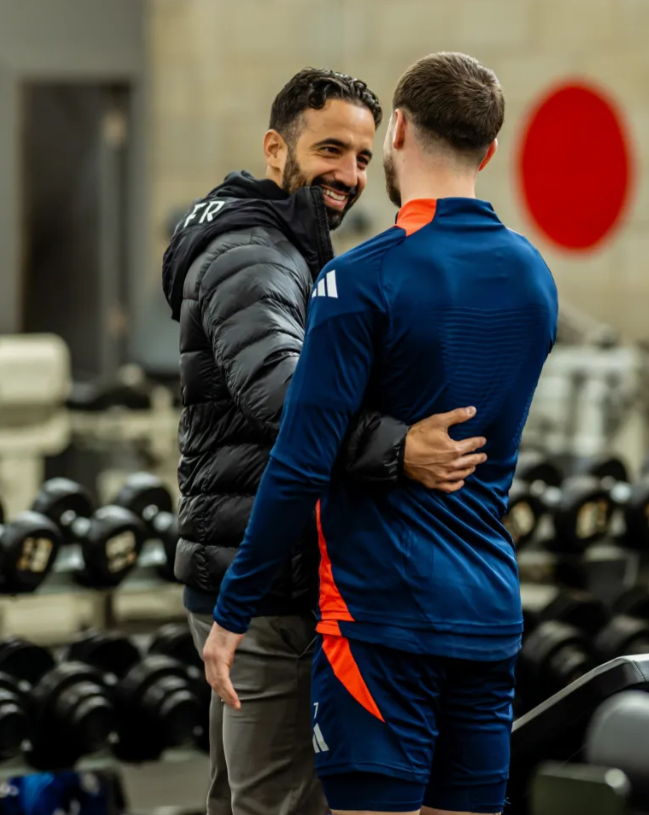 Ruben Amorim ôm Kobbie Mainoo, rạng rỡ với Luke Shaw và Mason Mount 2 Ruben Amorim ôm Kobbie Mainoo, rạng rỡ với Luke Shaw và Mason Mount 2