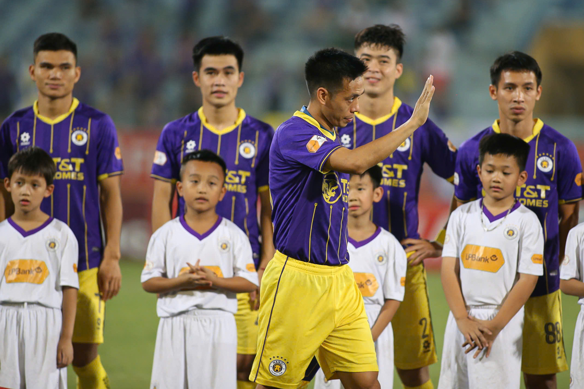 Văn Quyết nhận thưởng nóng sau chiến tích vô tiền khoáng hậu 2 Văn Quyết nhận thưởng nóng sau chiến tích vô tiền khoáng hậu 2