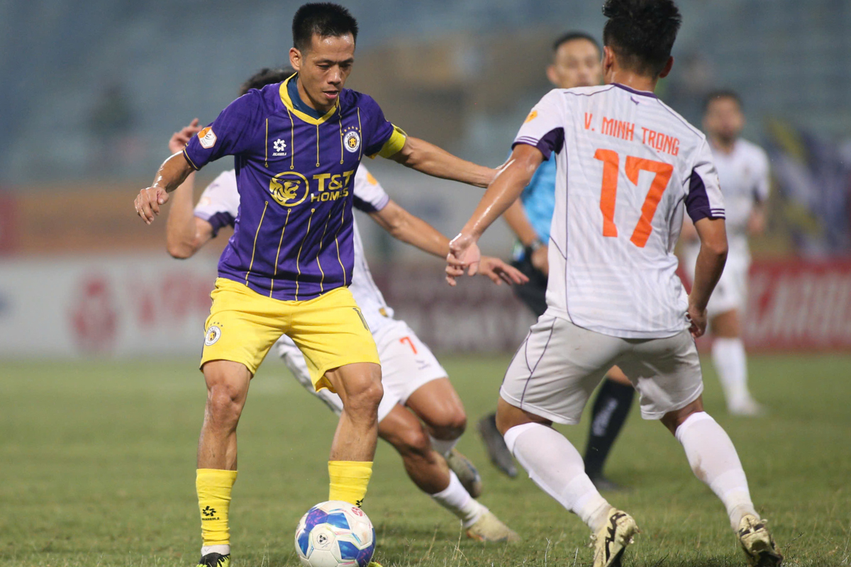 Văn Quyết nhận thưởng nóng sau chiến tích vô tiền khoáng hậu 4 Văn Quyết nhận thưởng nóng sau chiến tích vô tiền khoáng hậu 4