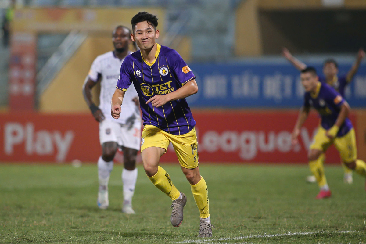 Văn Quyết nhận thưởng nóng sau chiến tích vô tiền khoáng hậu 6 Văn Quyết nhận thưởng nóng sau chiến tích vô tiền khoáng hậu 6