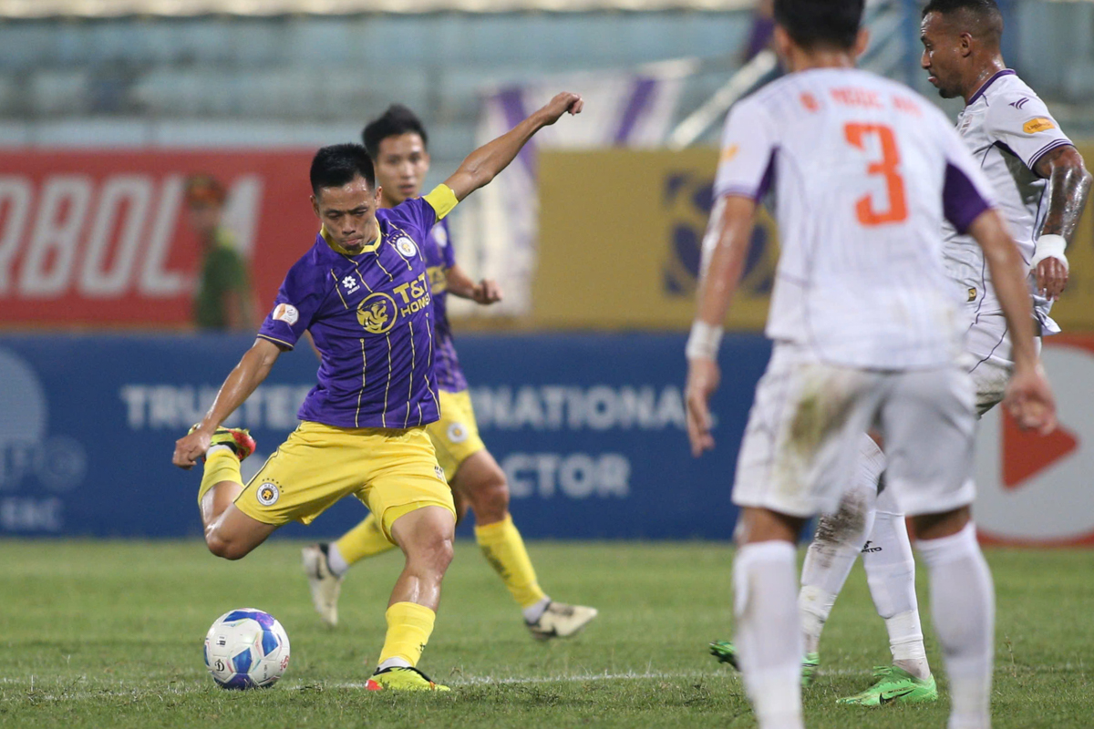 Văn Quyết nhận thưởng nóng sau chiến tích vô tiền khoáng hậu 5 Văn Quyết nhận thưởng nóng sau chiến tích vô tiền khoáng hậu 5