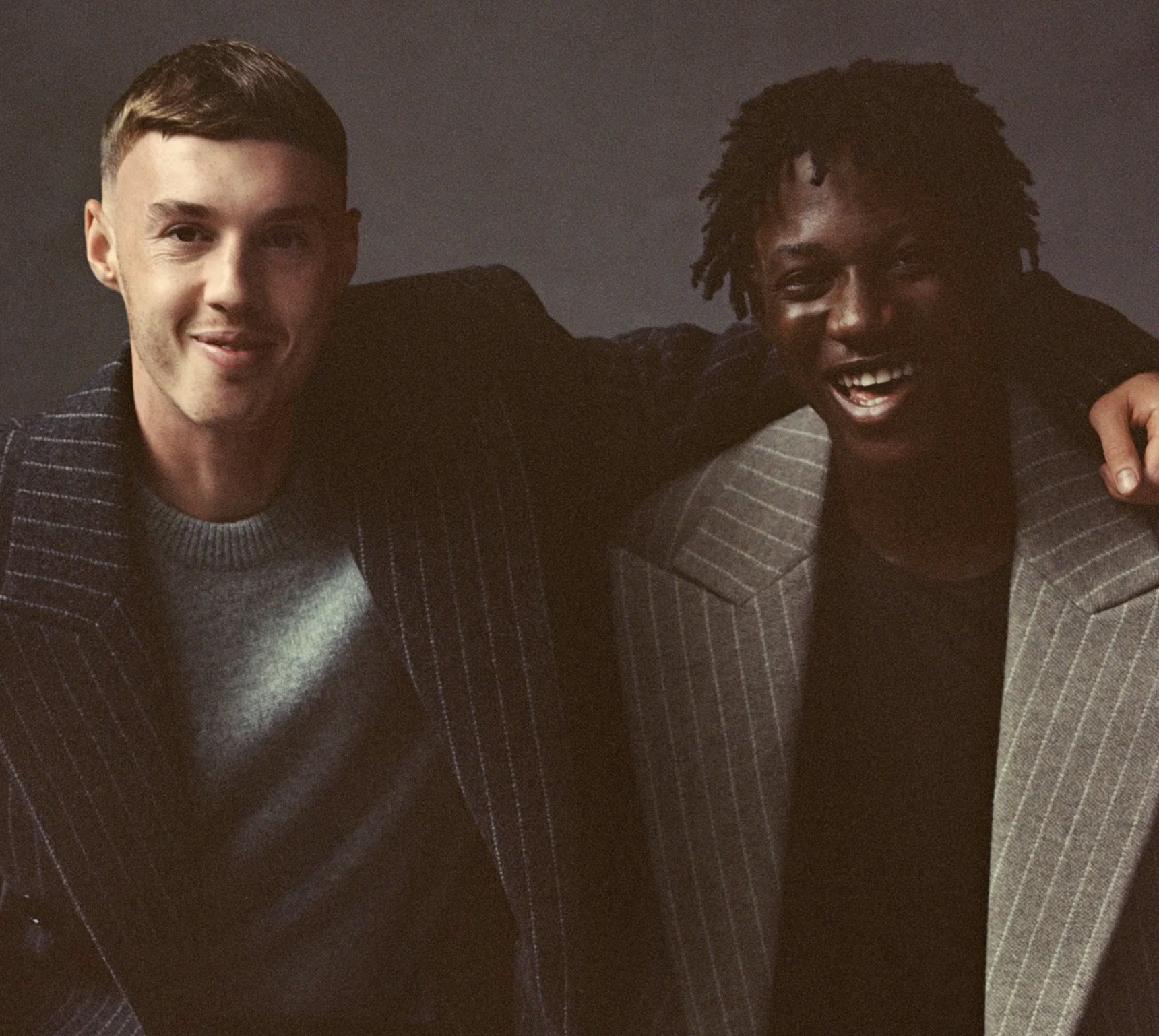 Palmer và Mainoo xuất hiện thân thiết trên bìa tạp chí 6