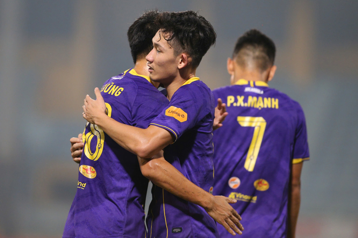 Văn Quyết nhận thưởng nóng sau chiến tích vô tiền khoáng hậu 7 Văn Quyết nhận thưởng nóng sau chiến tích vô tiền khoáng hậu 7