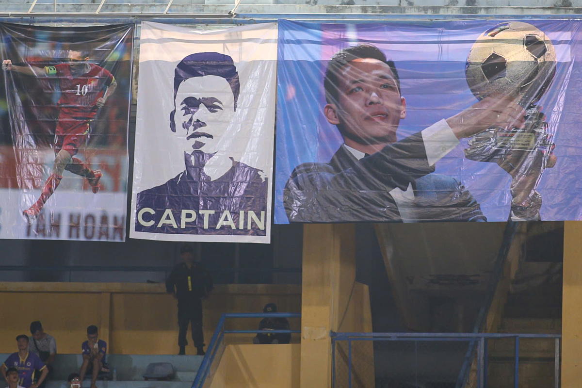 Văn Quyết nhận thưởng nóng sau chiến tích vô tiền khoáng hậu 1 Văn Quyết nhận thưởng nóng sau chiến tích vô tiền khoáng hậu 1