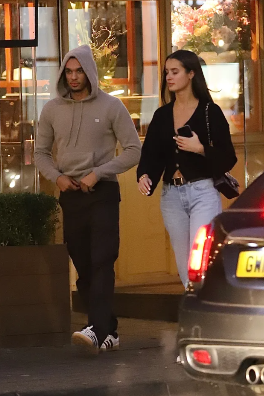 Alexander-Arnold hẹn hò với người mẫu xinh đẹp 1 Alexander-Arnold hẹn hò với người mẫu xinh đẹp 1