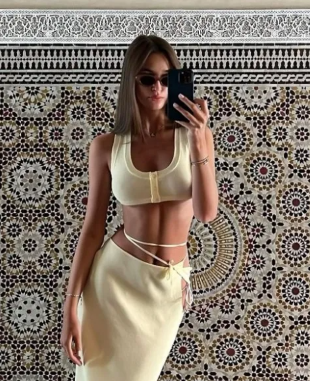 Cận cảnh nhan sắc người mẫu đang hẹn hò với Trent Alexander-Arnold 2