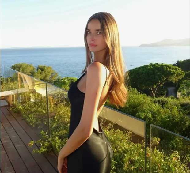 Cận cảnh nhan sắc người mẫu đang hẹn hò với Trent Alexander-Arnold 4