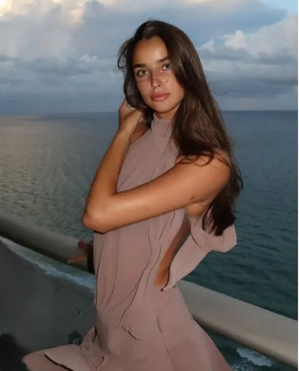 Cận cảnh nhan sắc người mẫu đang hẹn hò với Trent Alexander-Arnold 5