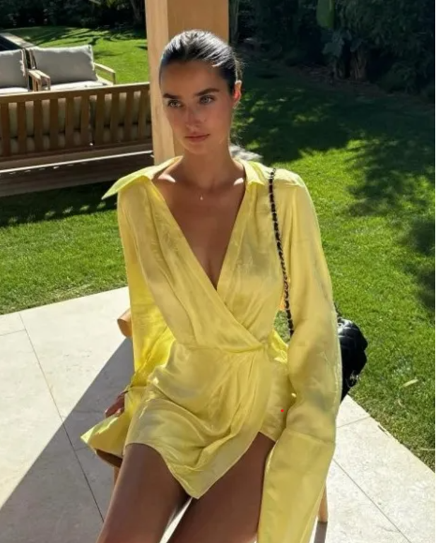 Cận cảnh nhan sắc người mẫu đang hẹn hò với Trent Alexander-Arnold 8