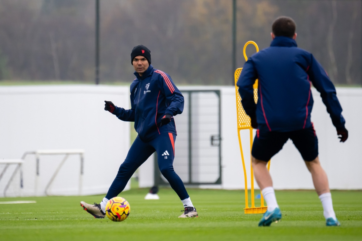 HLV Amorim trực tiếp xỏ giày tập buổi đầu cùng Man United 3