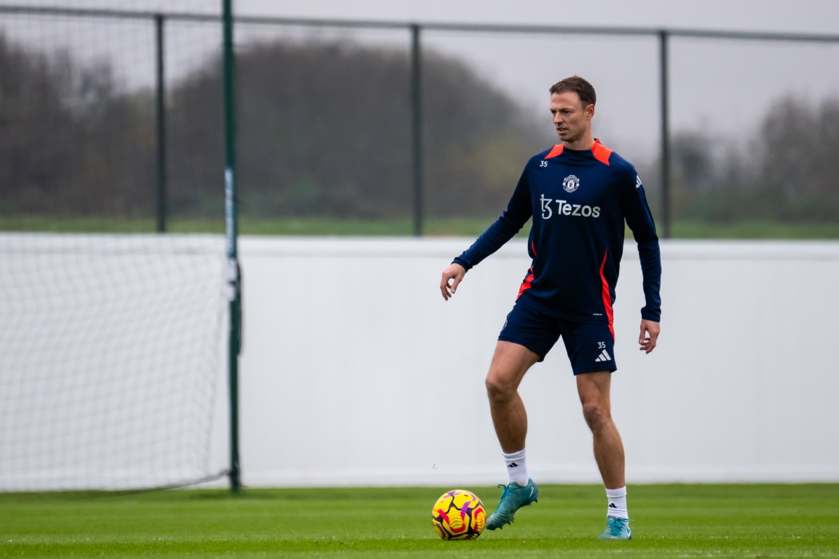 HLV Amorim trực tiếp xỏ giày tập buổi đầu cùng Man United 5