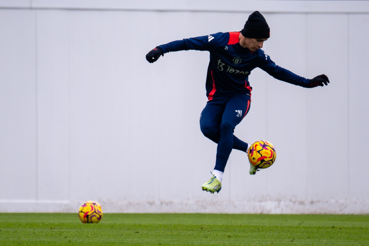 HLV Amorim trực tiếp xỏ giày tập buổi đầu cùng Man United 4