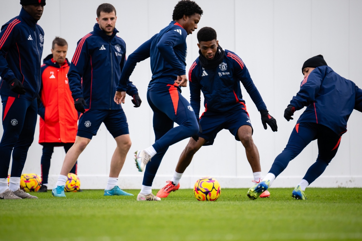 HLV Amorim trực tiếp xỏ giày tập buổi đầu cùng Man United 2