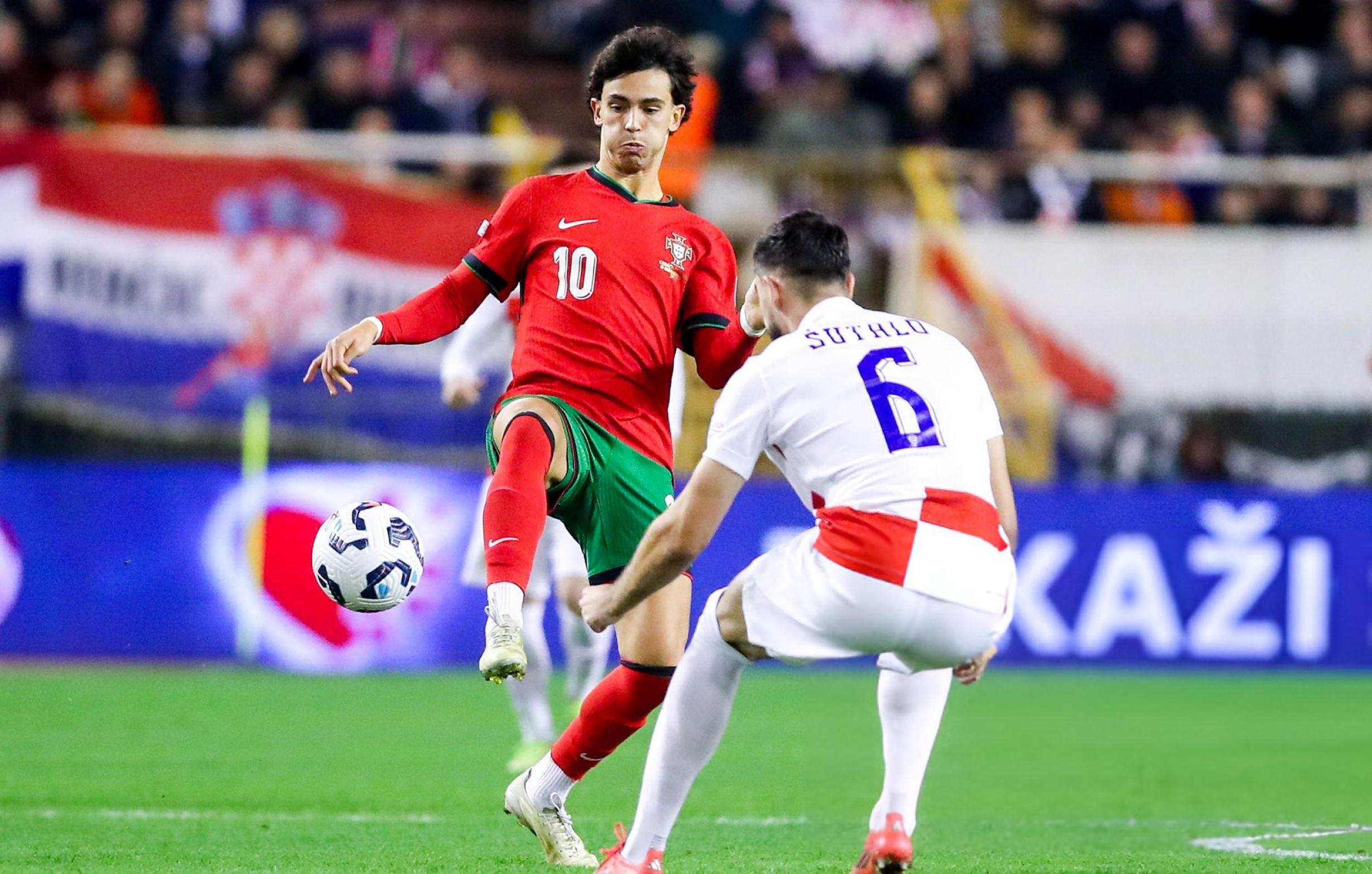 Joao Felix Vẫy vùng giữa vũng lầy 1